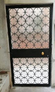 CANCELLO-IN-FERRO-CON-VETRO-CINCILLA-609x1024