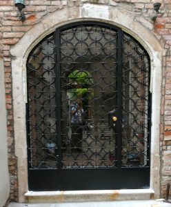 CANCELLO-IN-FERRO-CON-VETRO - Serramenti Mainardi Venezia